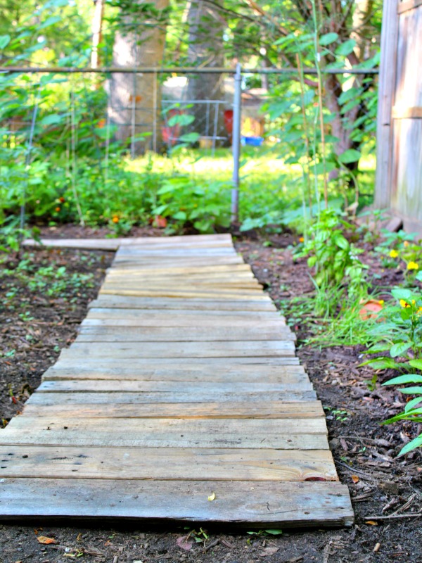 Pallet Garden Walkway